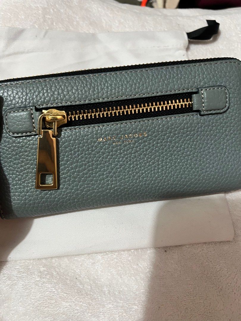 Marc Jacobs long wallet dolphin blue (Category: Luxury Bags & Wallets) located in Marikina City. Submitted by 1stuffshop (Listing ID 1328537989, Image 3). Description: Brandnew original Rfs: impulsive buying .