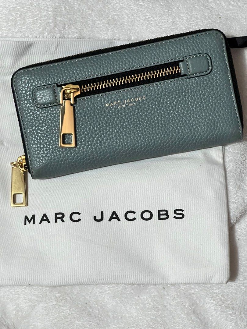 Marc Jacobs long wallet dolphin blue (Category: Luxury Bags & Wallets) located in Marikina City. Submitted by 1stuffshop (Listing ID 1328537989, Image 1). Description: Brandnew original Rfs: impulsive buying .