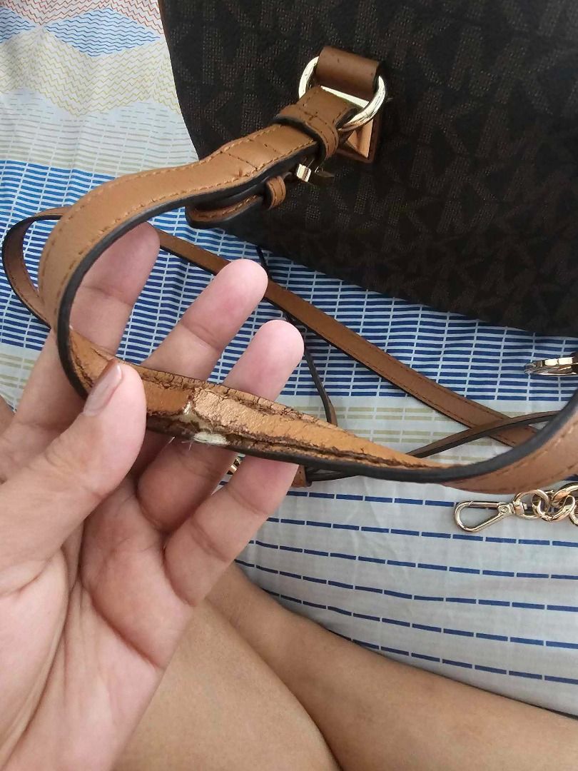 MK Bag with Gold Chain Sling (Category: Luxury Bags & Wallets) located in Quezon City. Submitted by kayla_seven (Listing ID 1328549056, Image 3). Description: 100% original. US bought. Please see pics for damages..