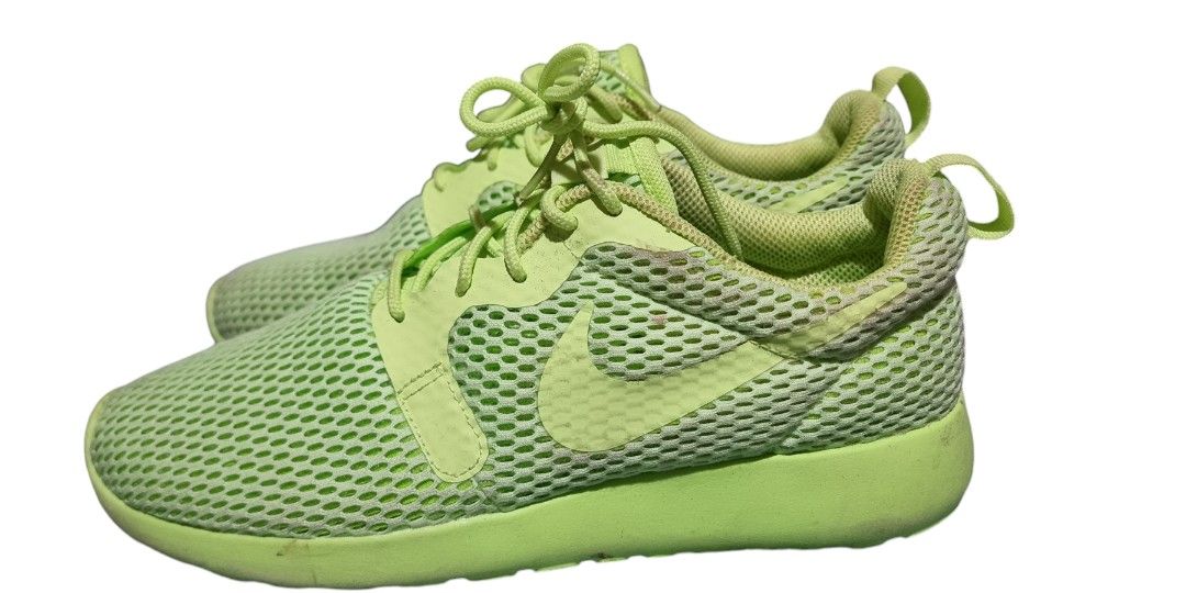 Nike Roshe One Hyperfuse BR Ghost Green Electric Green (Category: Sneakers) located in Los Banos. Submitted by mcgregorio (Listing ID 1328541411, Image 1). Description: issue: may dot sa harapan as seen in the photos. needs cleaning. please see photos before asking questions..