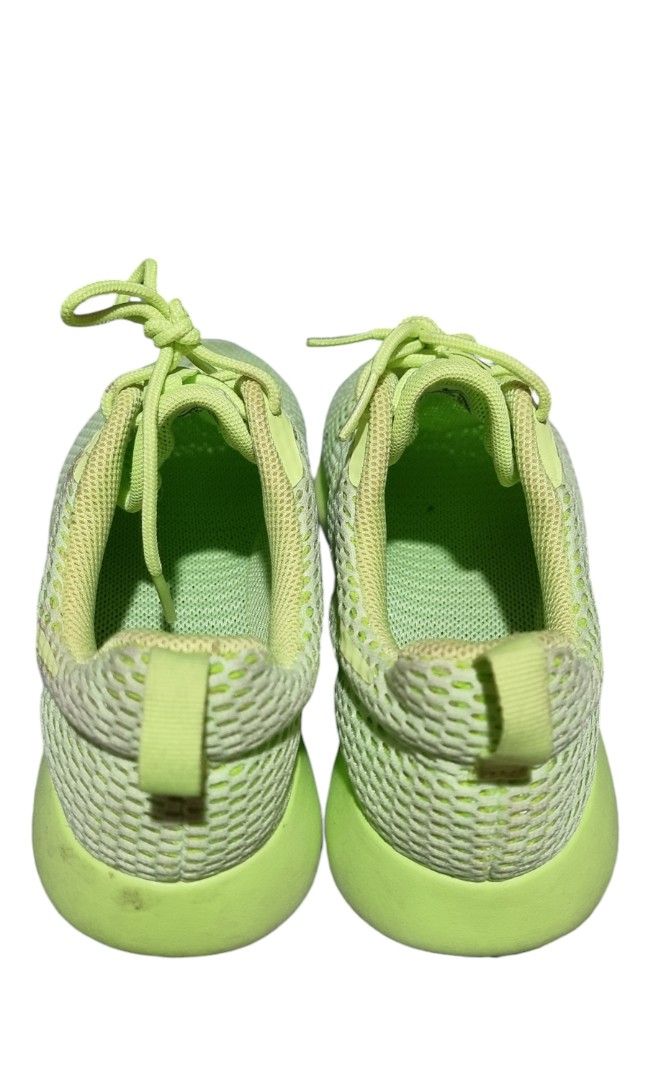 Nike Roshe One Hyperfuse BR Ghost Green Electric Green (Category: Sneakers) located in Los Banos. Submitted by mcgregorio (Listing ID 1328541411, Image 3). Description: issue: may dot sa harapan as seen in the photos. needs cleaning. please see photos before asking questions..