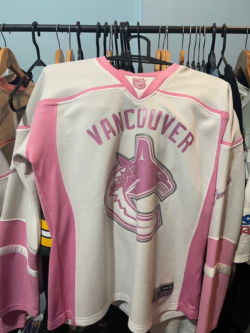 Pink canucks jersey deals