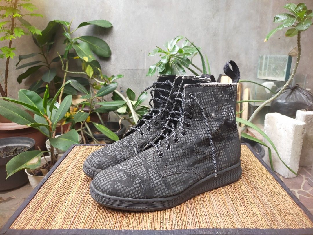 Sepatu Dr Martens Newton original Fesyen Pria Sepatu Sepatu Boot di Carousell