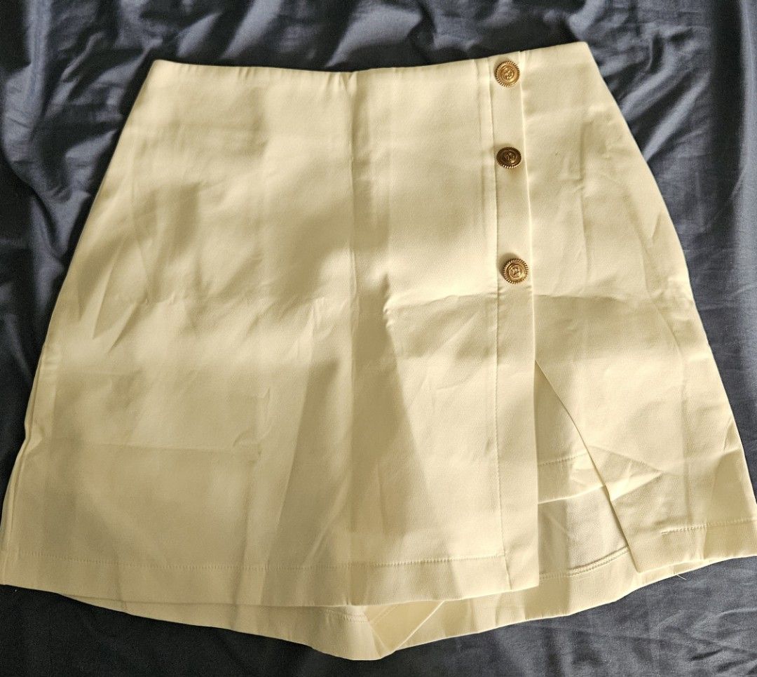 SHEIN BIZWEAR SKORT (Category: Skirts) located in Bulacan. Submitted by armauimdr (Listing ID 1328447360, Image 2). Description: medium on tag non stretch 27 to 28" waistline color: light cream not white.