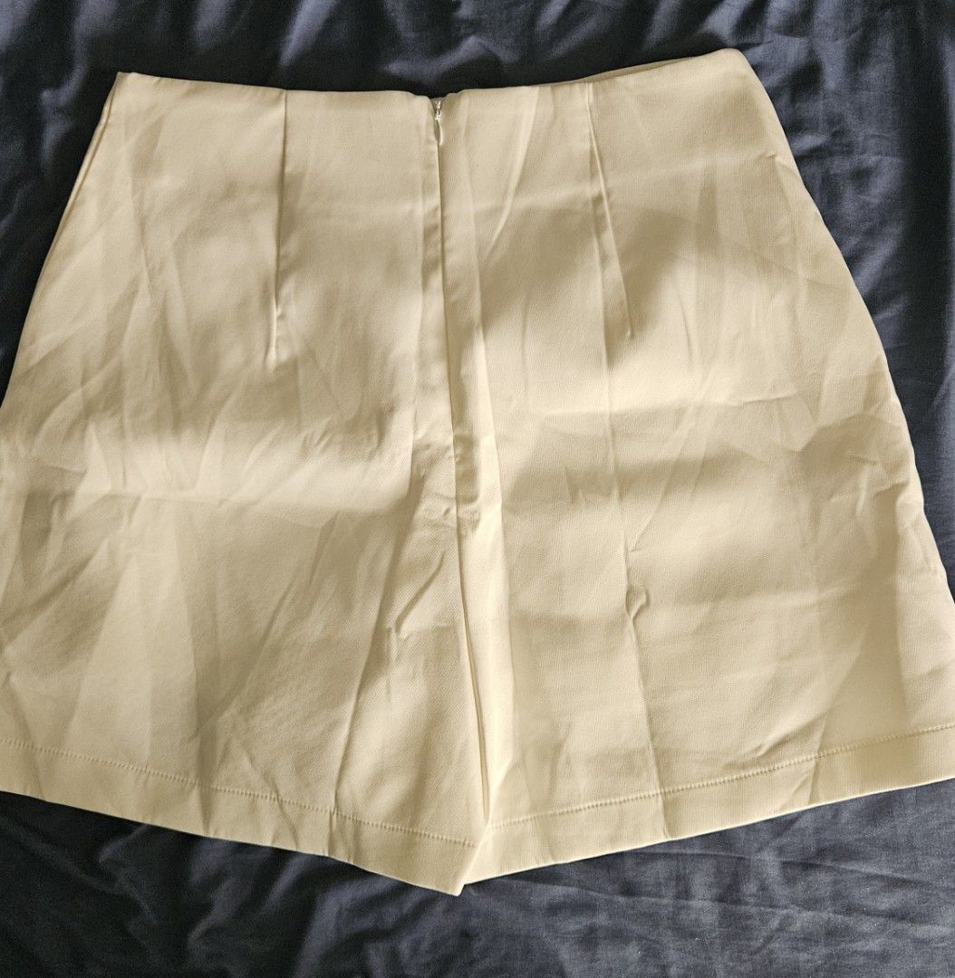 SHEIN BIZWEAR SKORT (Category: Skirts) located in Bulacan. Submitted by armauimdr (Listing ID 1328447360, Image 3). Description: medium on tag non stretch 27 to 28" waistline color: light cream not white.