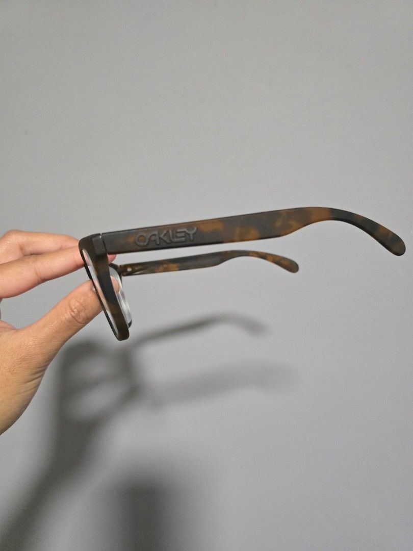 Spectacles (Category: Sunglasses & Eyewear) located in Singapore. Submitted by no.ai87 (Listing ID 1328496474, Image 3). Description: bought this a month ago. never been used, comes with oakley dust bag pristine condition by mail only.