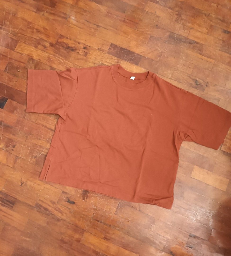Uniqlo Maroon Cropped Shirt (Category: Shirts) located in Manila. Submitted by ndmc_ (Listing ID 1328454573, Image 1). Description: Uniqlo Maroon Cropped Crew Neck Sized XS but fits S-M as well Lightly Used.