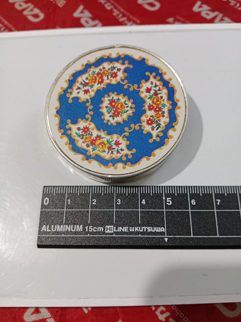 Vintage folding double hand mirror compact magnified (Category: Mirrors) located in Tabaco. Submitted by fritznicoleshoppe (Listing ID 1328598326, Image 3). Description: Vintage folding double hand mirror compact magnified. Made in Japan. have signs of usage sa case, pero sa loob especially Yung mirrors ay in excellent condition pa considering its age. selling as is. Good as collection.