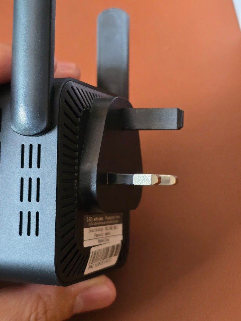 Wireless Range Extender (Category: Networking) located in Singapore. Submitted by tjsg57 (Listing ID 1328508372, Image 2). Description: Wireless Range extender, UK plug..