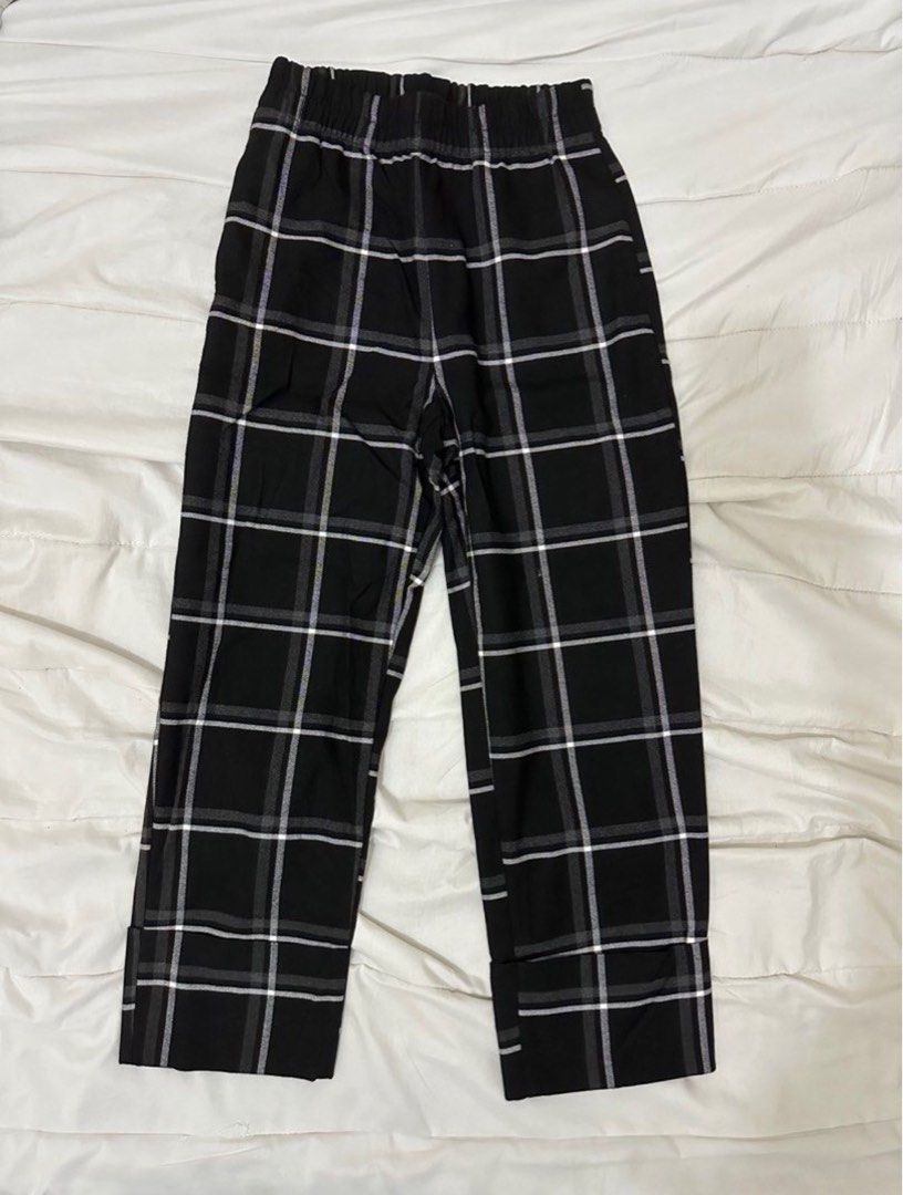 Zara Black and White Gartered Plaid Pants (Category: Other Bottoms) located in Manila. Submitted by prebychia (Listing ID 1328473229, Image 2). Description: Length: 34.25” Leg width: 8” Waist: 24” Size: XS (can fit S frame) Helping tags: Cariño, Araw the Line, H&M, Zara, Halo halo, The Editor’s Market, Miu the Label, Merakibowy, GVN the Label, Love Bonito.