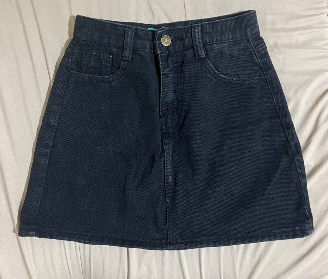 Black denim skirt (Category: Skirts) located in Baguio. Submitted by depopruby (Listing ID 1330127796, Image 1). Description: XXS-S (22-24).