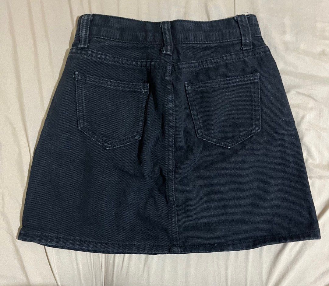 Black denim skirt (Category: Skirts) located in Baguio. Submitted by depopruby (Listing ID 1330127796, Image 2). Description: XXS-S (22-24).