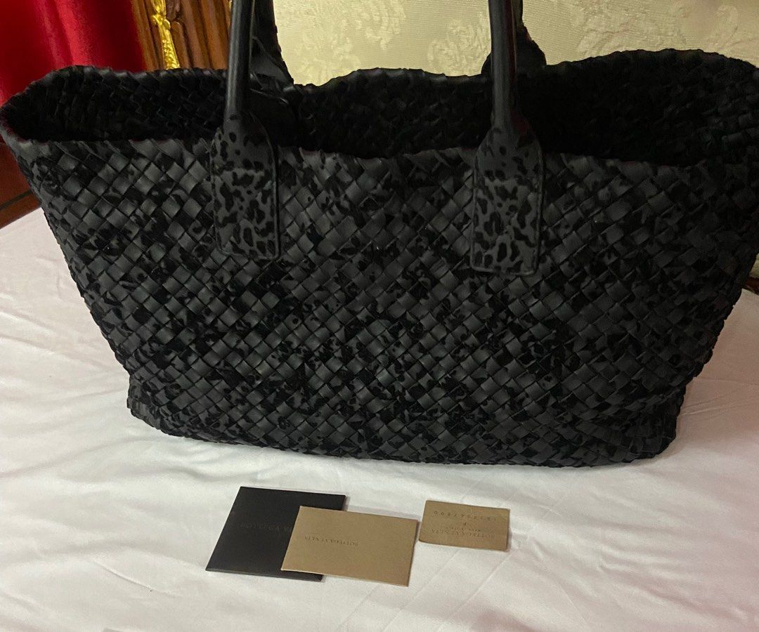 Bottega Veneta (Category: Luxury Bags & Wallets) located in Tagaytay City. Submitted by euniquefinds (Listing ID 1330092754, Image 1). Description: Bottega Veneta Large .
