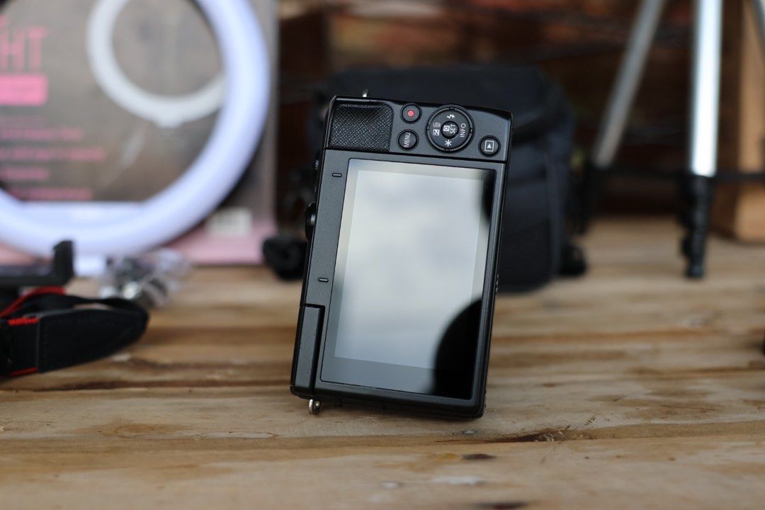 CANON EOS M200 MIRRORLESS VLOGGING CAMERA (Category: Cameras) located in Manila. Submitted by lenascamera (Listing ID 1330121252, Image 3). Description: NOTE: Sa dami po ng message na natatangap ko, naka hold napo ang Mga message hindi napo ako makapag reply pero na babasa ko kaya hanggat maari mag direct na kayo sa page ko sa facebook Lenas camera para nakareply ako agad salamat. PTPA CANON EOS M200 MIRRORLESS VLOGGING CAMERA 27,000 Black NO ISS