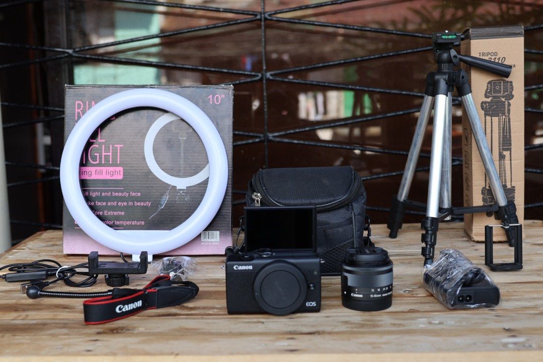 CANON EOS M200 MIRRORLESS VLOGGING CAMERA (Category: Cameras) located in Manila. Submitted by lenascamera (Listing ID 1330121252, Image 2). Description: NOTE: Sa dami po ng message na natatangap ko, naka hold napo ang Mga message hindi napo ako makapag reply pero na babasa ko kaya hanggat maari mag direct na kayo sa page ko sa facebook Lenas camera para nakareply ako agad salamat. PTPA CANON EOS M200 MIRRORLESS VLOGGING CAMERA 27,000 Black NO ISS