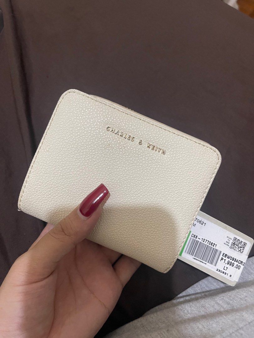 Charles & Keith Wallet White (Category: Wallets & Card holders) located in Quezon City. Submitted by mthings (Listing ID 1330127000, Image 1). Description: Cleaning nalang need + parang brand new parin .