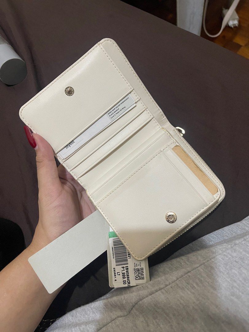 Charles & Keith Wallet White (Category: Wallets & Card holders) located in Quezon City. Submitted by mthings (Listing ID 1330127000, Image 3). Description: Cleaning nalang need + parang brand new parin .