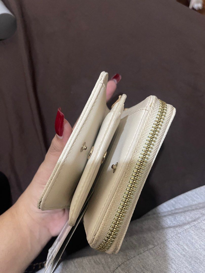 Charles & Keith Wallet White (Category: Wallets & Card holders) located in Quezon City. Submitted by mthings (Listing ID 1330127000, Image 2). Description: Cleaning nalang need + parang brand new parin .