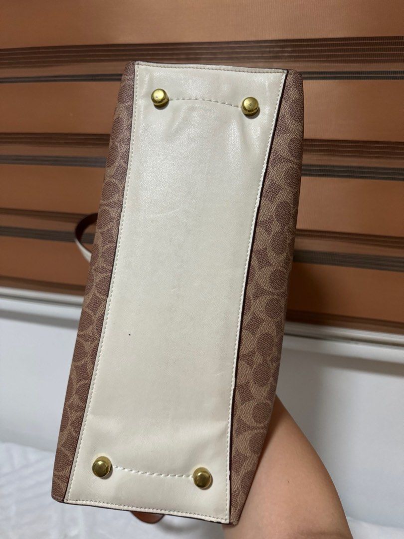 Coach Bag (Category: Luxury Bags & Wallets) located in San Juan City. Submitted by oldiegoodies (Listing ID 1330161059, Image 3). Description: Please see photo for flaws Bought on instagram.