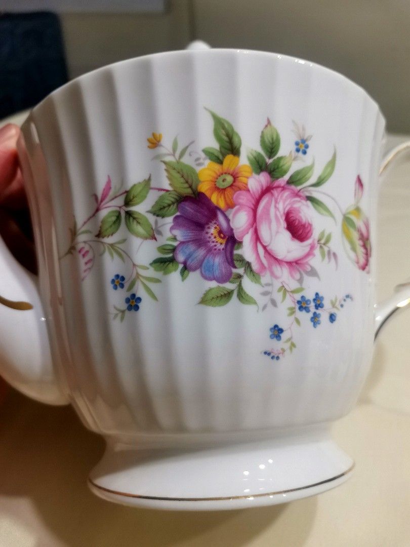 Duchess Large Elegant teapot (Category: Coffee & Tea Tableware) located in Pasig City. Submitted by singledadreseller (Listing ID 1330135116, Image 3). Description: Duchess Large Elegant teapot As good as new/very good condition Large size Rare.