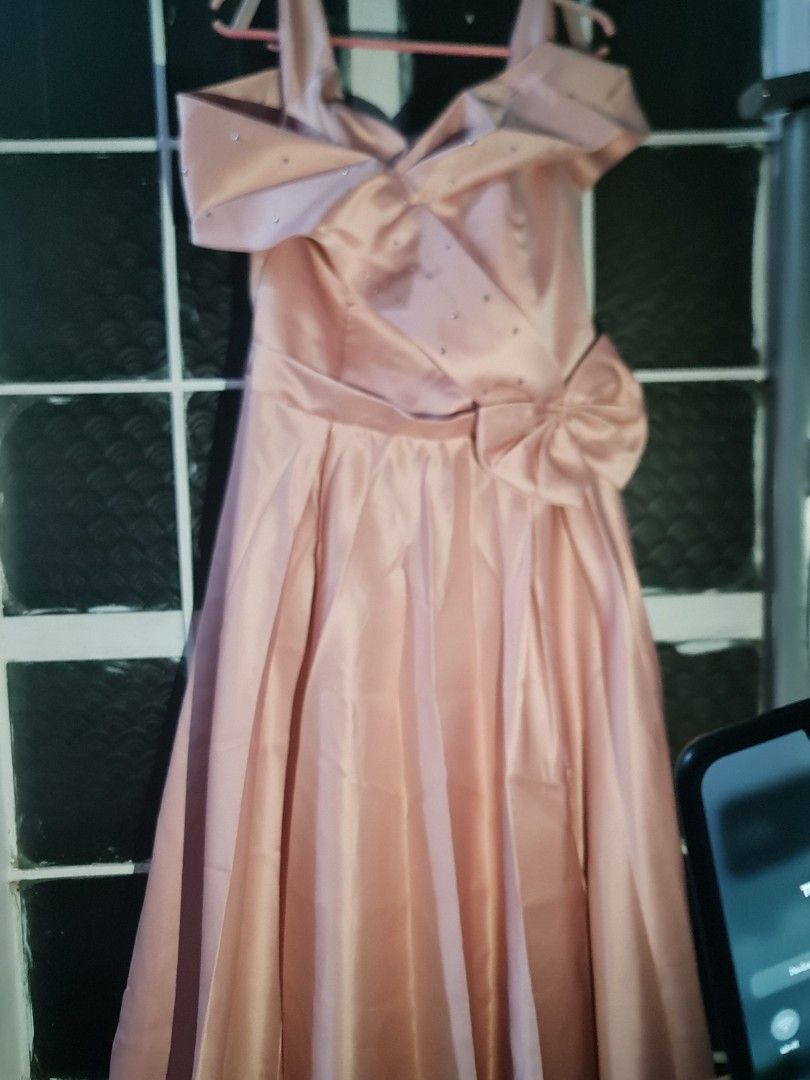 EVENING OFF SHOULDER GOWN (Category: Evening dresses & gowns) located in Makati City. Submitted by junaree (Listing ID 1330118817, Image 3). Description: EVENING OFF SHOULDER GOWN Champagne Rose could fit to M - XL with chest padding worn only once for a wedding originally bought for 3K at a local boutique RFS: DECLUTERRING.