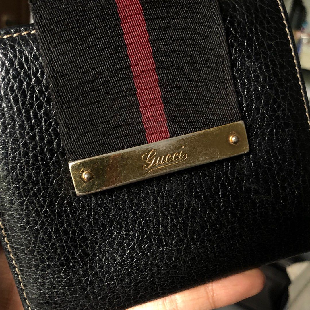 Gucci Sherryline Wallet (Category: Luxury Bags & Wallets) located in Calamba. Submitted by ilablue (Listing ID 1330025367, Image 2). Description: Very nice pa No leather cracks Major flaw seen in coin slot Hardware fading as seen in picture sa lock ng wallet With generic dustbag Wallet: 4in x 5in.