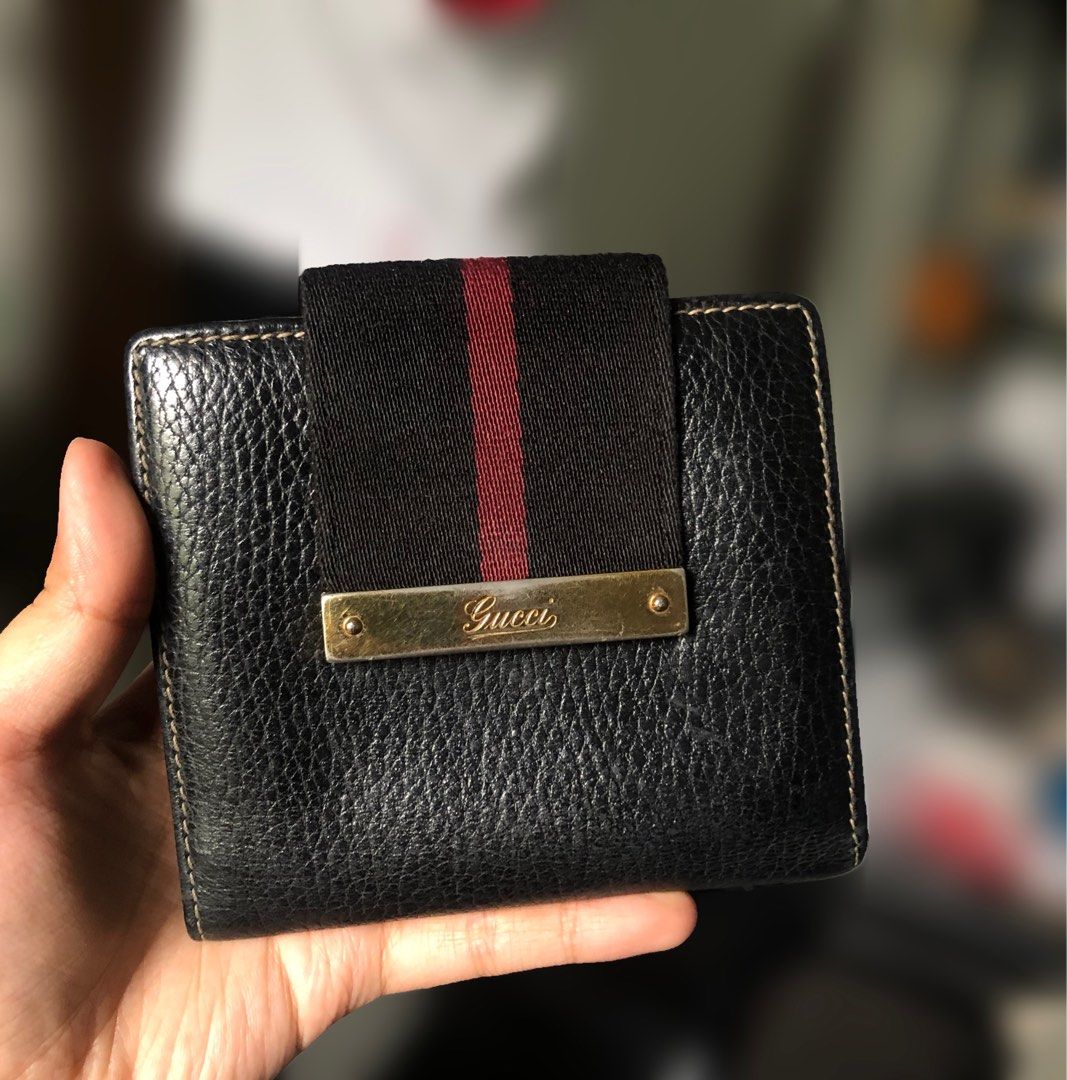 Gucci Sherryline Wallet (Category: Luxury Bags & Wallets) located in Calamba. Submitted by ilablue (Listing ID 1330025367, Image 1). Description: Very nice pa No leather cracks Major flaw seen in coin slot Hardware fading as seen in picture sa lock ng wallet With generic dustbag Wallet: 4in x 5in.