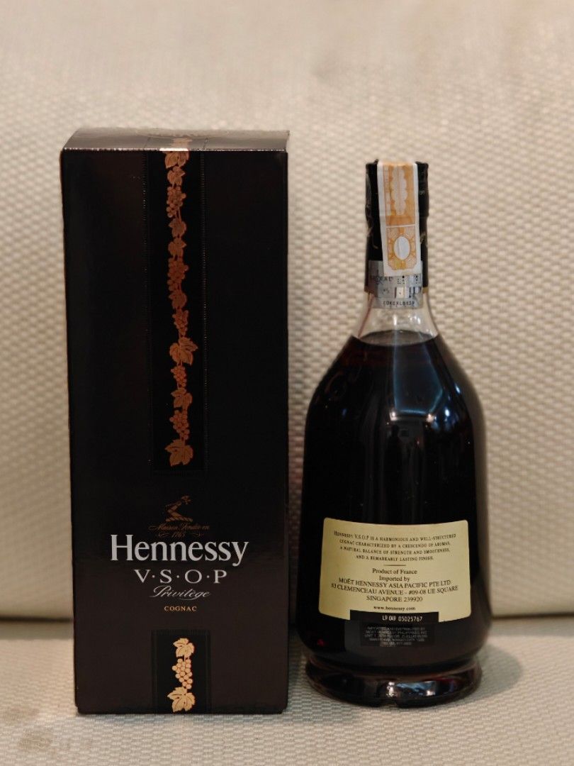 Hennessy Privilege VSOP Cognac 70cl complete with box (Category: Beverages) located in Manila. Submitted by chong0615 (Listing ID 1330115991, Image 2). Description: For Sale: Hennessy VSOP 70cl with Box - ₱3,950Indulge in the rich flavors of Hennessy VSOP, elegantly packaged in a beautiful box. This 70cl bottle is perfect for gifting or personal enjoyment.Details: Condition: Brand New, Sealed Price: ₱3, 150 Pickup/Delivery: Available in Metro Man