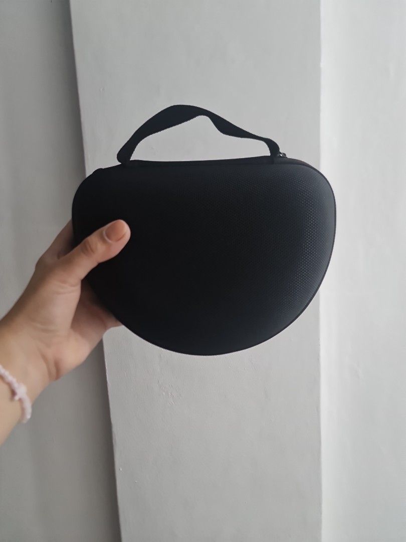 NO BRAND HEADPHONE CASE (Category: Portable Audio Accessories) located in Makati City. Submitted by junaree (Listing ID 1330110218, Image 1). Description: NO BRAND HEADPHONE ZIPPERED CASE Originally bought at 600.00 in a bazaar Barely use and been stored only Used as headphone bag for JBL 510 BT.