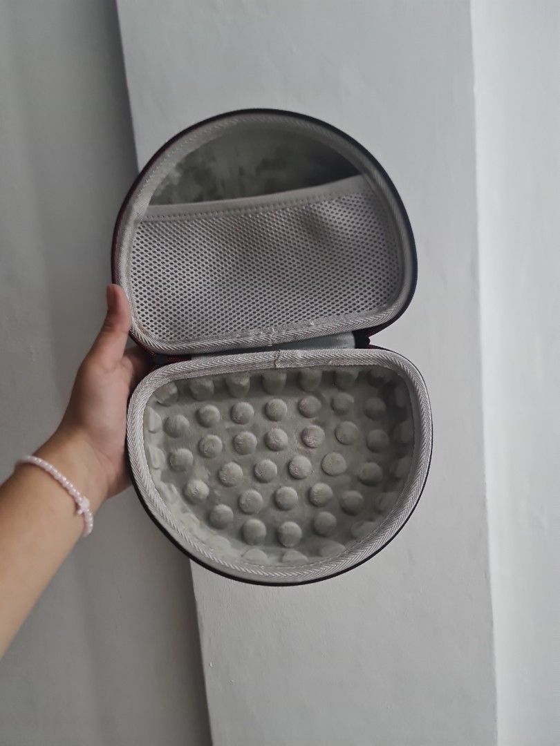 NO BRAND HEADPHONE CASE (Category: Portable Audio Accessories) located in Makati City. Submitted by junaree (Listing ID 1330110218, Image 2). Description: NO BRAND HEADPHONE ZIPPERED CASE Originally bought at 600.00 in a bazaar Barely use and been stored only Used as headphone bag for JBL 510 BT.