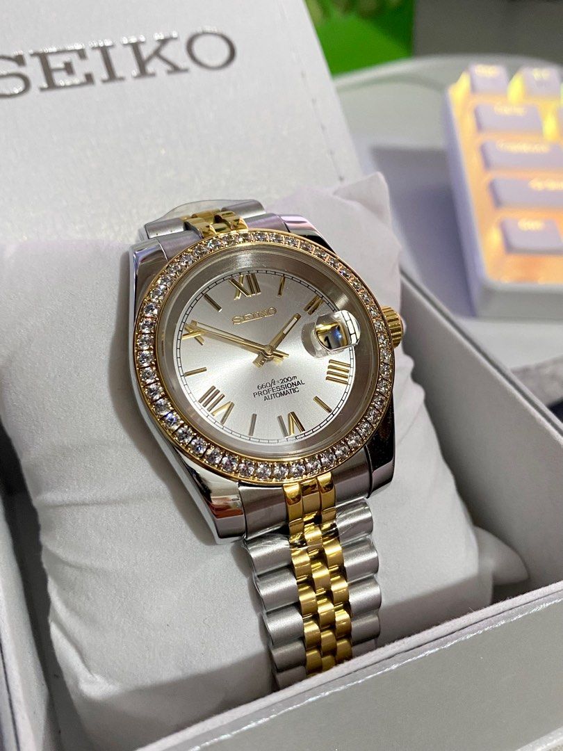 Seiko Mod Date Just Two Tone (Category: Luxury Watches) located in Manila. Submitted by jey09 (Listing ID 1330008962, Image 2). Description: Seiko Mod Date Just Two Tone Roman Dial •Automatic •Nh35/Nh36 Movement •Jubilee bracelet •Sapphire Glass •With box and paper bag Price: ₱6000 Mop: Gcash, Maya or Bank Transfer Courier: Lbc, Lalamove or j&t.