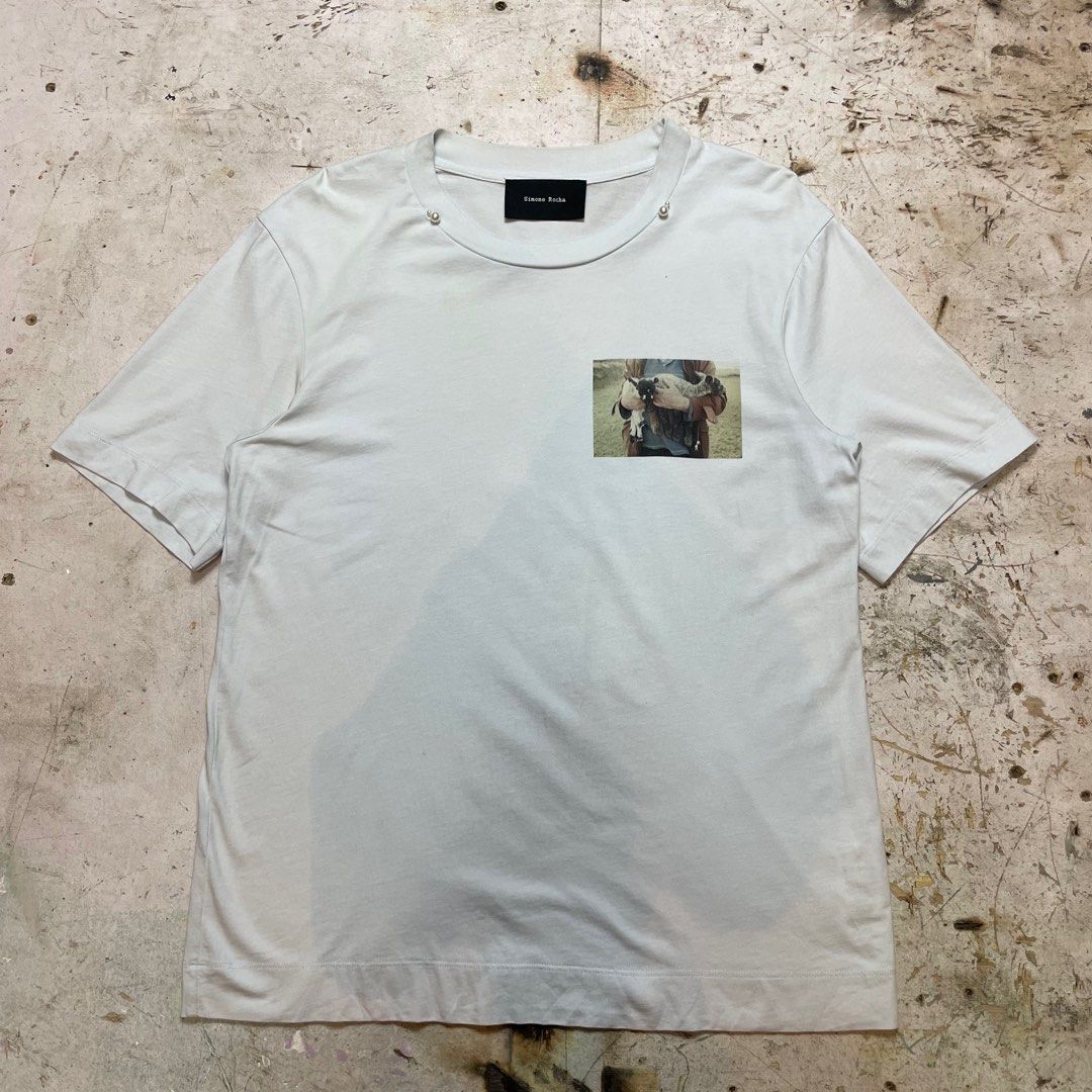 SIMONE ROCHA SHEEP PRINT LOGO WHITE SHIRT (Category: Shirts) located in Manila. Submitted by revise.ph_ (Listing ID 1330143699, Image 2). Description: SIMONE ROCHA SHEEP PRINT LOGO WHITE SHIRT Made in PORTUGAL Tagged Size: SMALL Dimensions Length:25.8 Width:19.5 Shoulder:17.5 Sleeve:9.4 issue: MISSING BEADS CHECK REFERENCE PHOTOS &FIRST PHOTO Price:1,500 Free Shipping via JNT.