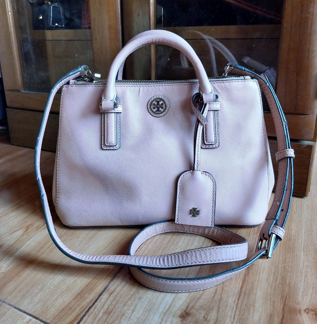Tory Burch Robinson crossbody bag (Category: Luxury Bags & Wallets) located in Davao. Submitted by wengbagstuff (Listing ID 1330019439, Image 2). Description: ♦️ in saffiano leather ♦️Magnetic-snap closure with dual zippered compartments, & protective metal ♦️w/ signs of wear but still in good condition, no holes or tear ♦️ missing etikita, YKK zip ♦️ color: light pink.