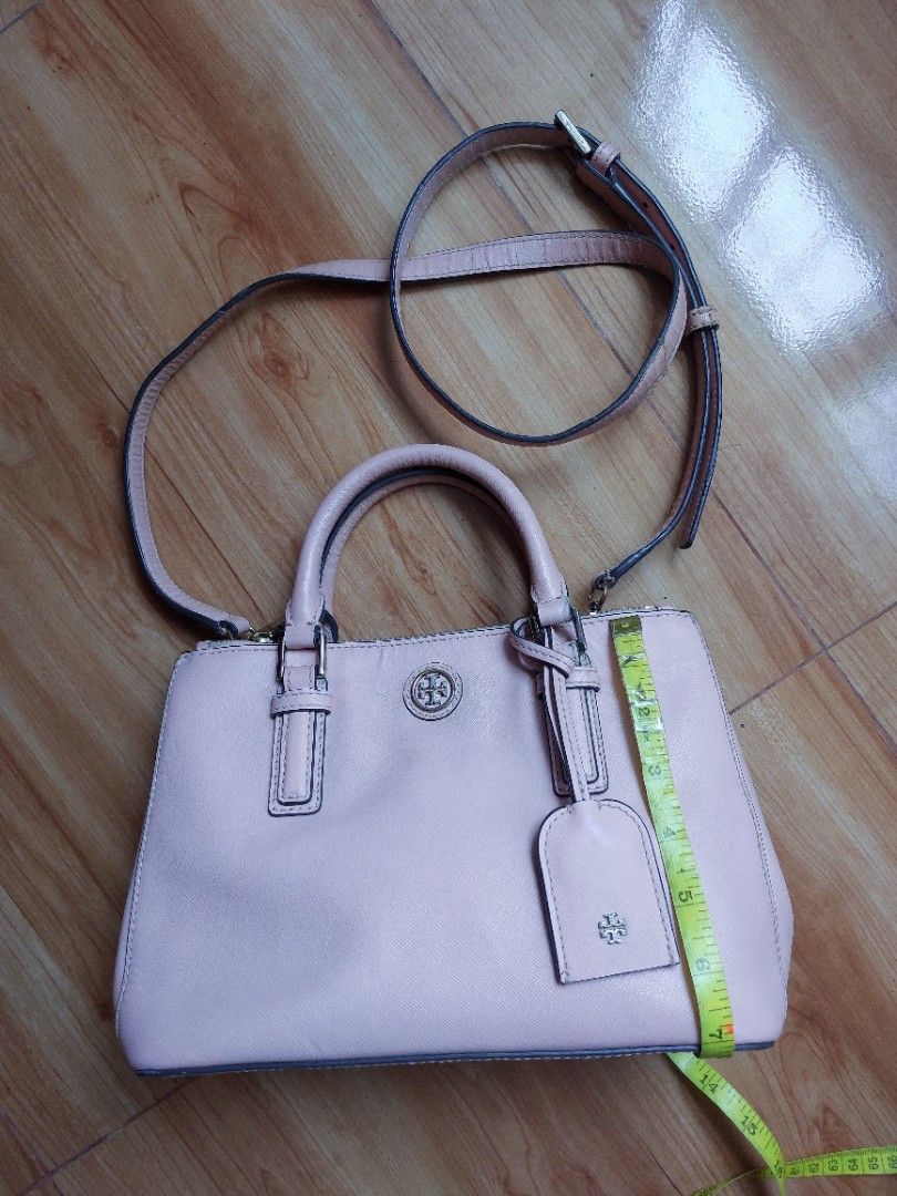 Tory Burch Robinson crossbody bag (Category: Luxury Bags & Wallets) located in Davao. Submitted by wengbagstuff (Listing ID 1330019439, Image 3). Description: ♦️ in saffiano leather ♦️Magnetic-snap closure with dual zippered compartments, & protective metal ♦️w/ signs of wear but still in good condition, no holes or tear ♦️ missing etikita, YKK zip ♦️ color: light pink.
