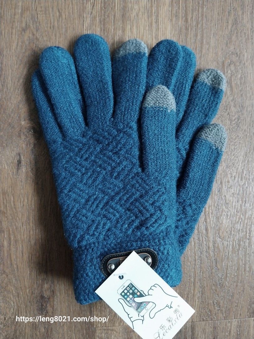 Touchscreen Winter Gloves Size M or L, Hobbies & Toys, Travel, Travel