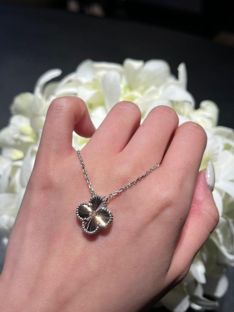 Van Cleef & Arpels Holiday Pendant 2025, 名牌, 飾物及配件 Carousell