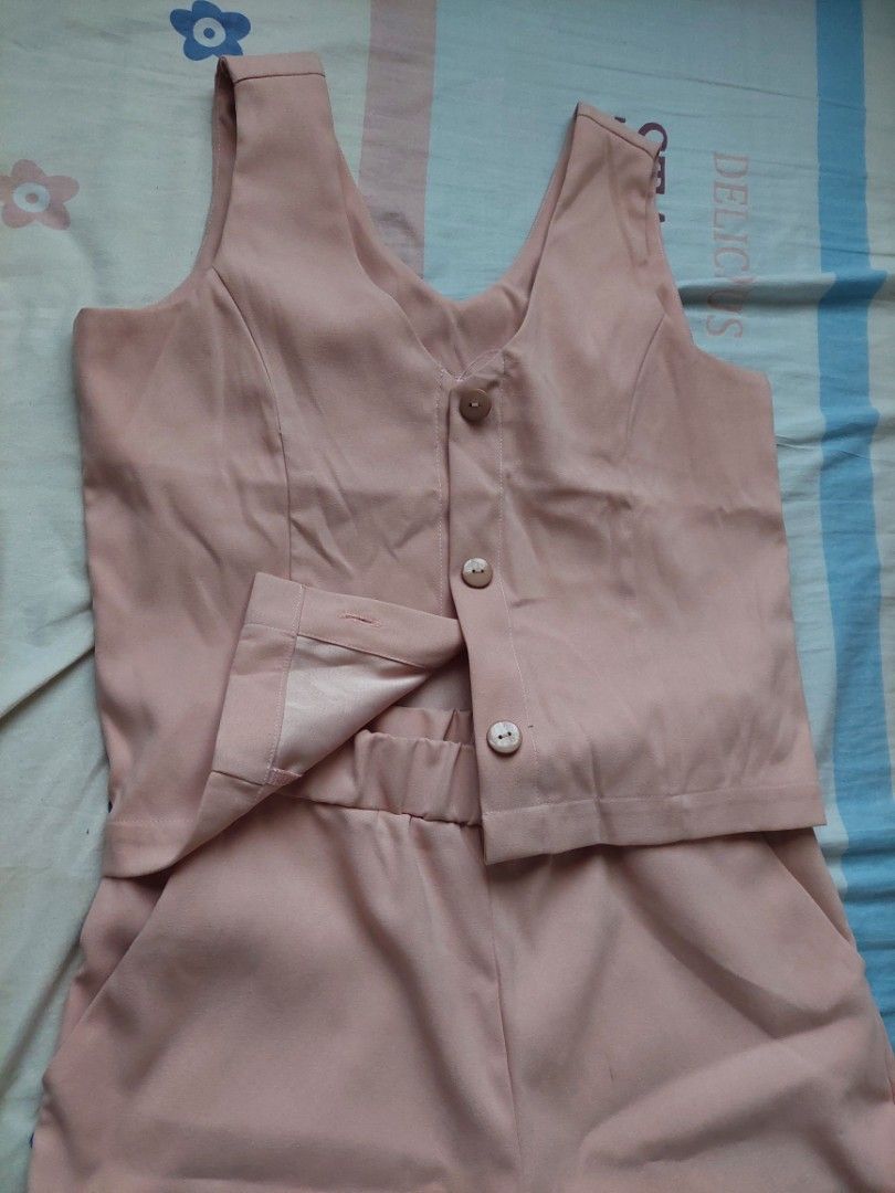 Vest/Blazer Coords Set (Category: Sets & Coordinates) located in Paranaque City. Submitted by joimhey (Listing ID 1330034245, Image 2). Description: Never Used Ganda po! Small Medium.