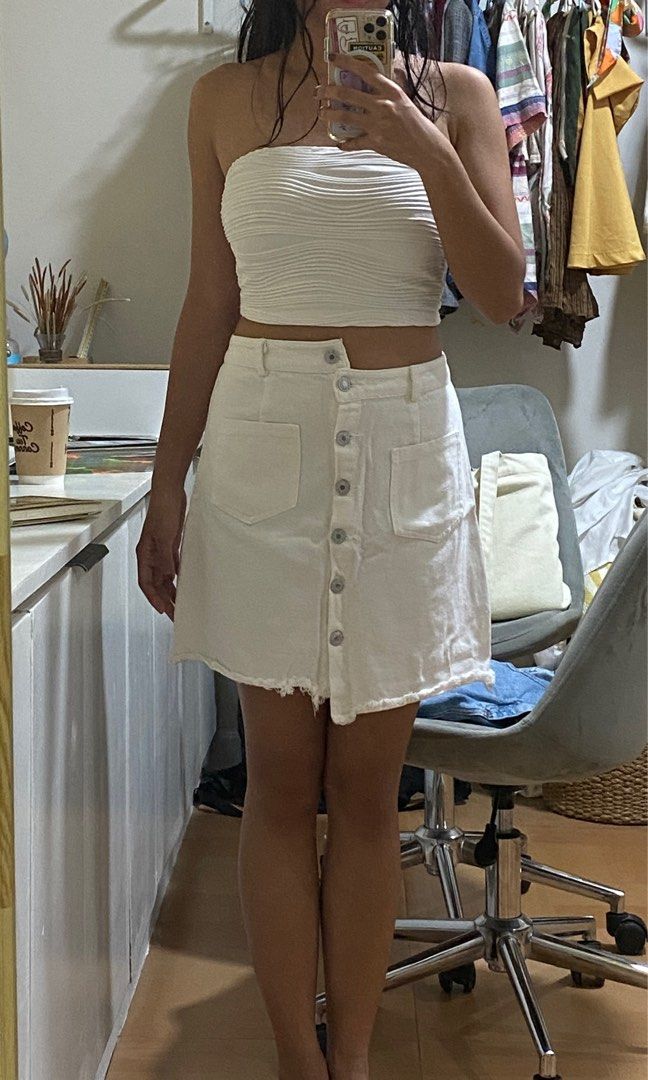 White Denim Skirt (Category: Skirts) located in Quezon City. Submitted by qc_declutter (Listing ID 1330028517, Image 1). Description: RFS: barely used, not being used Waist: 26-27” Hips: 32” Fits small.