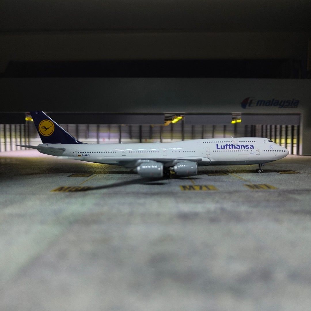 1:400 Phoenix Lufthansa Boeing 747-8, Hobbies & Toys