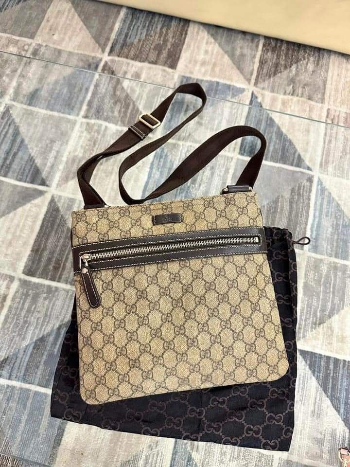Gucci Flat Zip Messenger Gg Supreme Crossbody Bag
