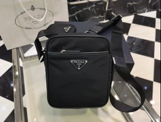 (Category: ) located in . Submitted by luxurycloset.shop (Listing ID 1330323716, Image 1). Description: .
