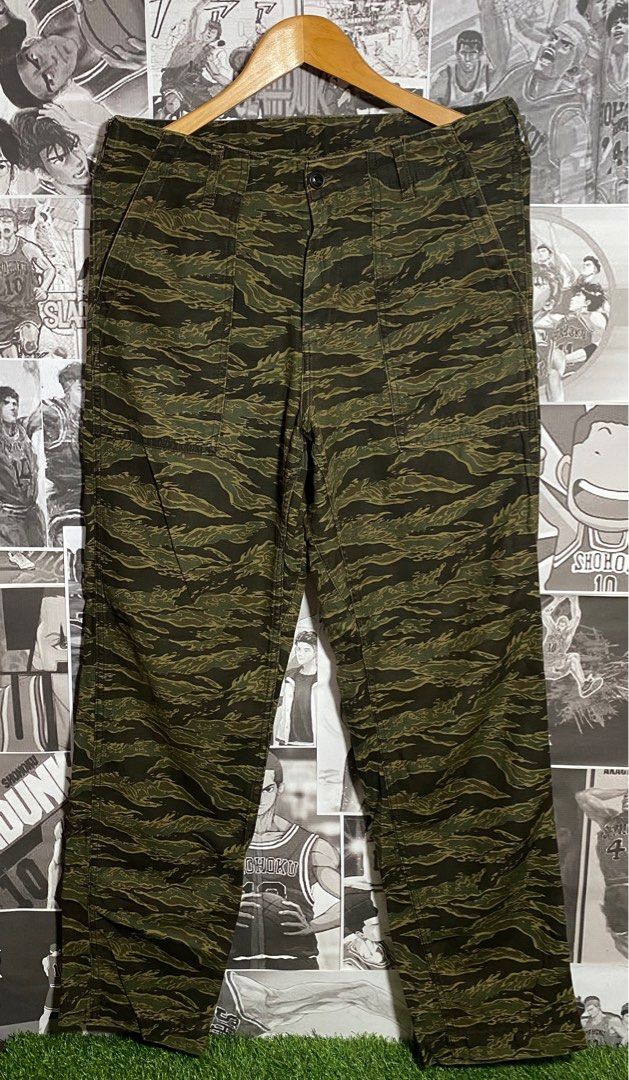 Carhartt wip camo pants hotsell