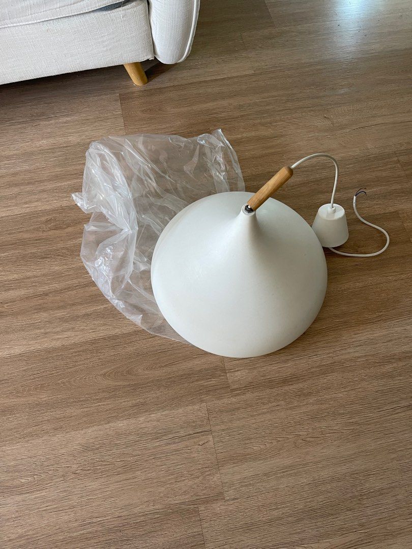 Ceiling light (Category: Lighting) located in Singapore. Submitted by gavinxl (Listing ID 1330295698, Image 2). Description: White Ceiling light. Self collection. .