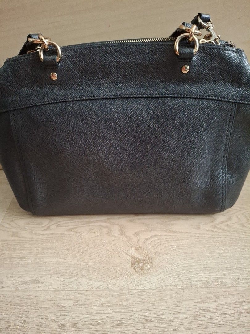 Coach Bag (Category: Shoulder Bags) located in Singapore. Submitted by von09 (Listing ID 1316631721, Image 3). Description: Well used coach bag.Please do not expect it to be in perfect condition.🙏.