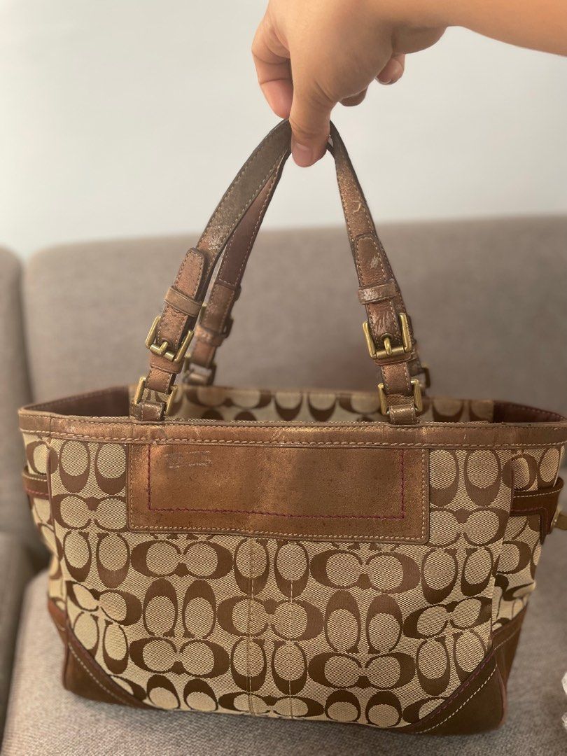 Coach signature canvas (Category: Luxury Bags & Wallets) located in Lipa City. Submitted by veavirrey (Listing ID 1330334868, Image 2). Description: Signature Canvas with leather and suede trimmings purple fabric interior.