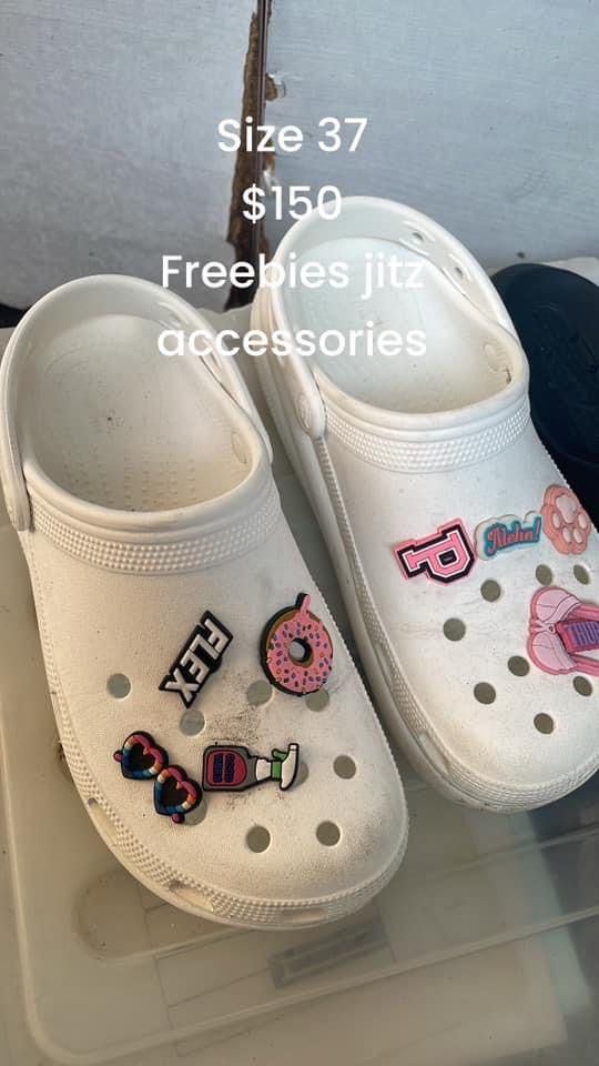 Crocs Size 37 + FREE JIBITZ, 女裝, 鞋, 波鞋 Carousell