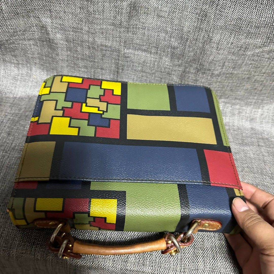 Double fish sling bag (Category: Cross-body Bags) located in Manila. Submitted by greyinfash06839 (Listing ID 1330324418, Image 3). Description: 🤍Price: 3,500 pesos only 🤍Item: Double fish sling bag 🤍Brand: Double fish 🤍Matirial: Leather 🤍Quality: Original 🤍color: Brown 🤍Size: Small 🤍Dimension. H: 7 L: 9 W: 4 🤍Sex: Unisex 🤍Issue: strap hook issue 🤍Condition Rate: 7/10 🤍Other info:.