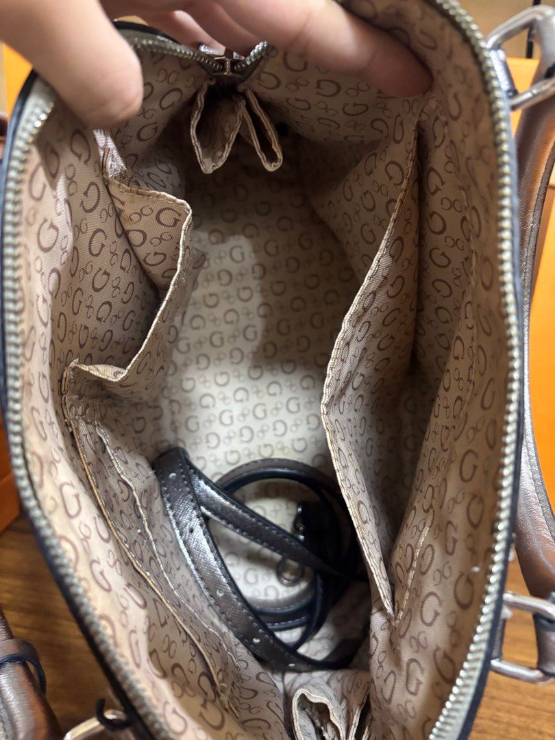 Guess Women's Shell Small Dome Satchel (Category: Luxury Bags & Wallets) located in Las Pinas. Submitted by danielajanb (Listing ID 1330211326, Image 2). Description: 100% Authentic Bought local ph Comes with dust bag Still negotiable Money back if proven fake.