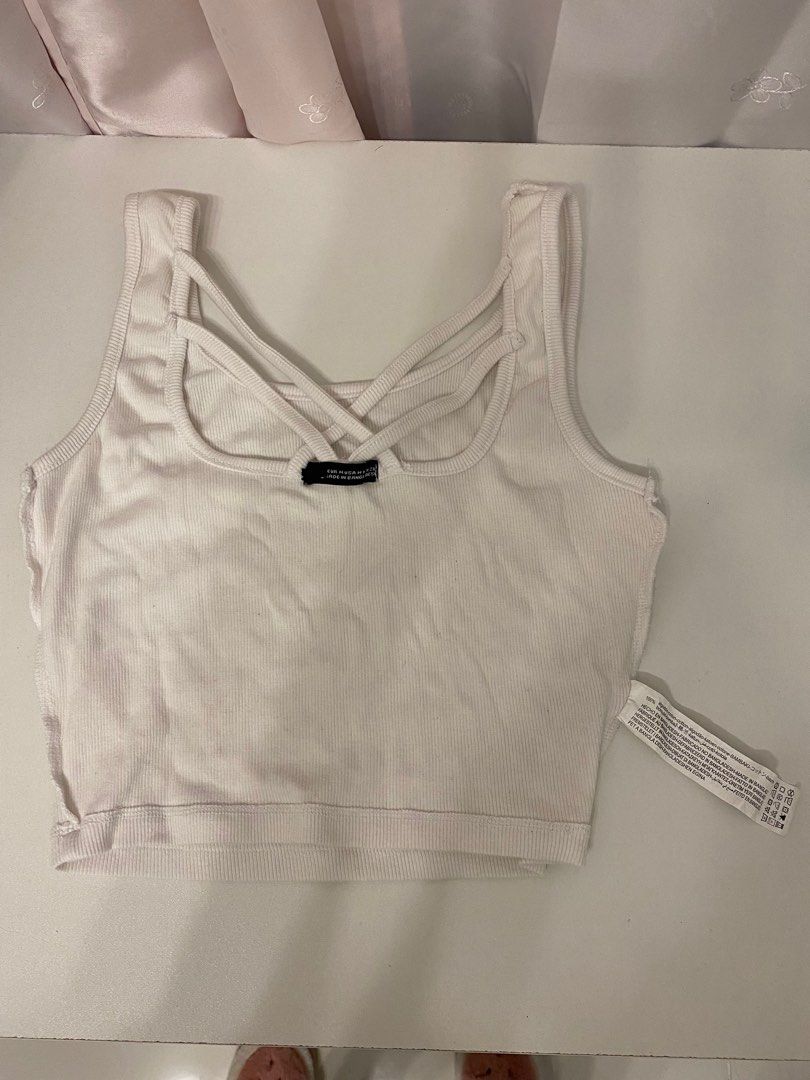 H&M white croptop sleeveless (Category: Sleeveless) located in Manila. Submitted by tsuzuni (Listing ID 1330323187, Image 1). Description: h&m white croptop sleeveless ! -bought from h&m evia -size: small 📌 shipping to be shouldered by buyer — lalamove, grab, LBC 📌 mode of payment: gcash 📍 location: manila .