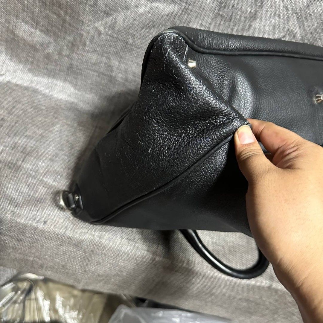 Lanvin document bag (Category: Briefcases) located in Manila. Submitted by greyinfash06839 (Listing ID 1330325060, Image 3). Description: 🤍Price: 4,900 pesos only 🤍Item: Lanvin document bag 🤍Brand: Lanvin 🤍Matirial: Leather 🤍Quality: Original 🤍color: Black 🤍Size: Large 🤍Dimension. H: 12 L: 16 W: 4 🤍Sex: For Men 🤍Issue: crackings 🤍Condition Rate: 7/10 🤍Other info:.